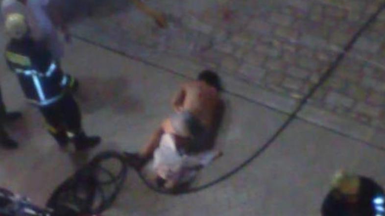 Razgrajača so prijeli šele posebej opremljeni policisti in ga odvedli na policij