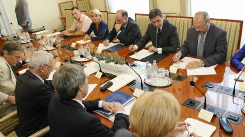 Bančniki so na srečanju s premierjem Pahorjem ugotovili, da jamstvena shema še n