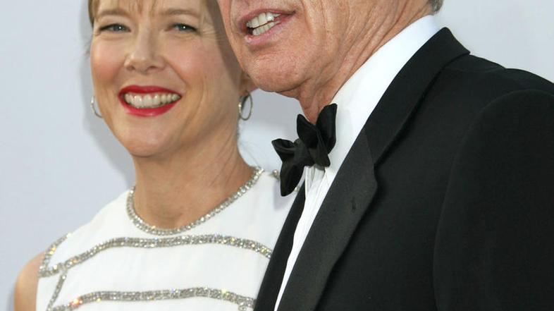 Warren se težje spoprijema s hčerino odločitvijo kot Annette. (Foto: Flynet)