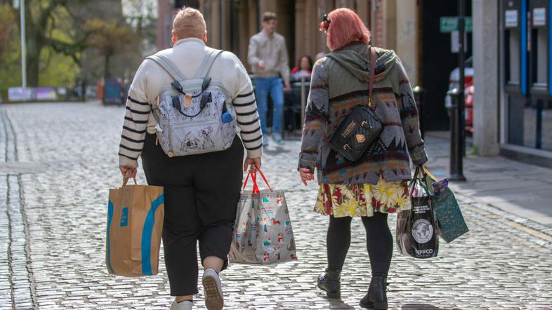 ženski nosita nakupovalne vrečke