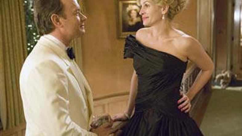 Tom Hanks in Julia Roberts igrata v filmu Charlie Wilson's War, ki je dobil pet 