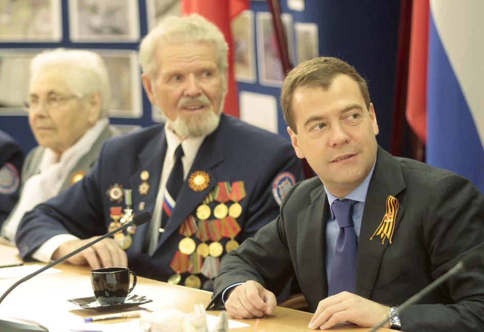 Dmitrij Medvedjev je pred parado posvaril pred ponarejanjem zgodovine. Kot pravi