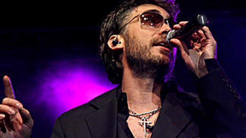 Popularni slovenski pop pevec ni spremenil le svoje pričeske iz skodranih in naz