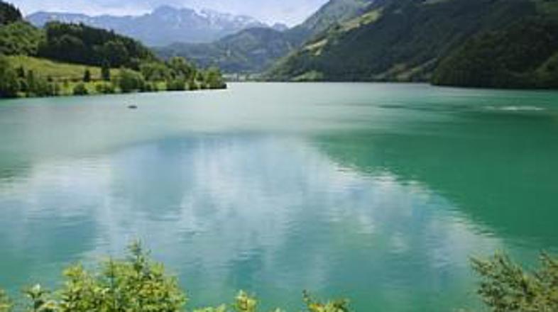 Ujeti sredi Alp si v Švici čas krajšajo s čudnimi športi.