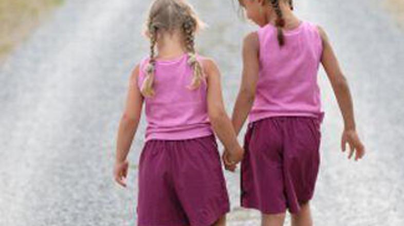 Sestricam je lažje kot bratom.