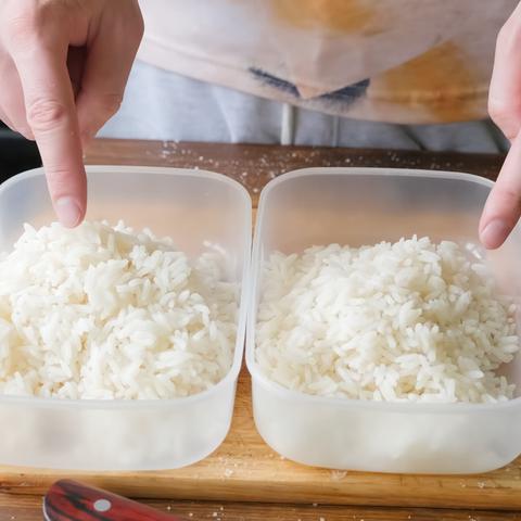 riž v dveh plastičnih posodicah