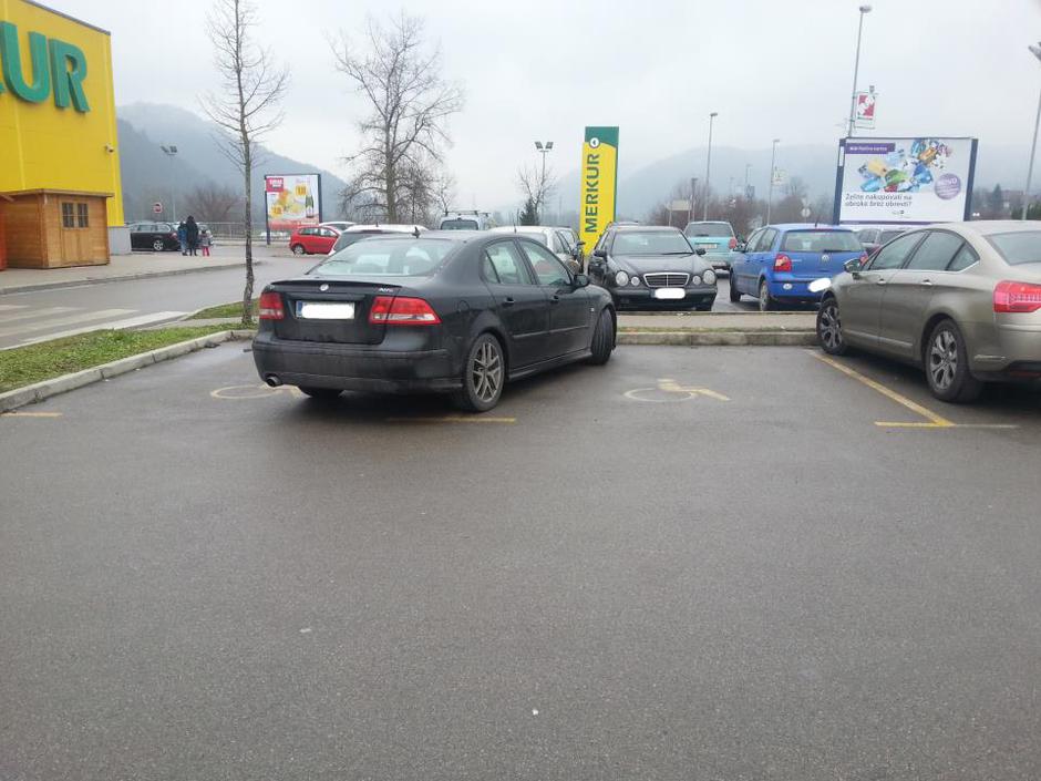 Napačno parkiran avto | Avtor: Bralka