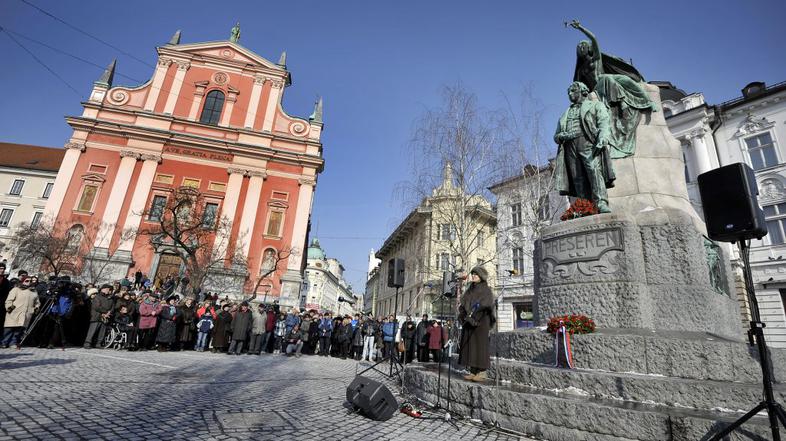 Branje poezije na Prešernovem trgu v Ljubljani.