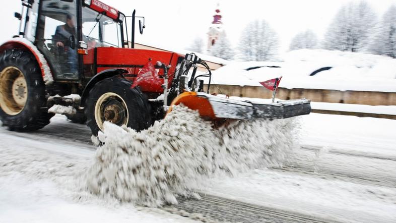 Slovenija 14.01.2013 sneg promet, zasnezena cesta, pluzenje snega s traktorjem; 