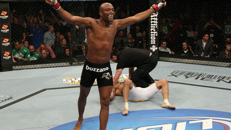 Anderson Silva slavi novo zmago v oktagonu. (Foto: UFC)
