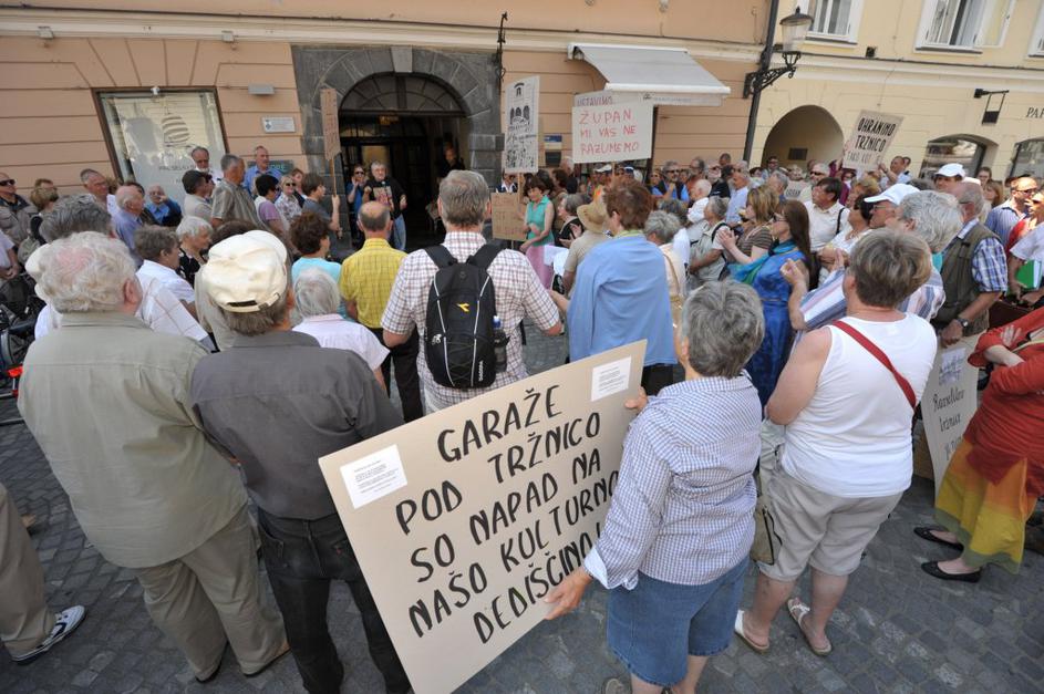 Protest proti garažni hiši in novi soseski na Viču.