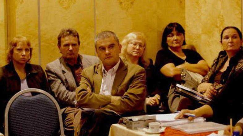 Člani CI so skrbno spremljali več kot tri ure dolgo razpravo o razlogih za in pr