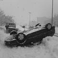 Zaloška cesta prevrnjen avtomobil sneg