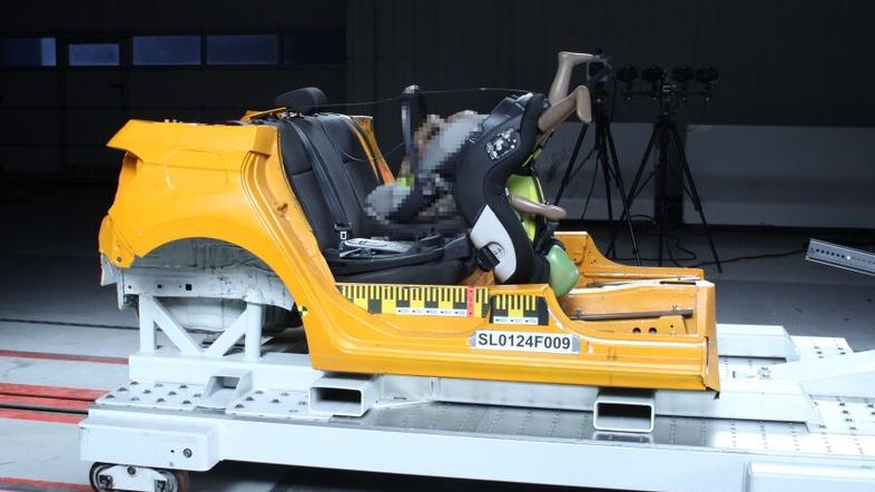 Test nevarnega otroškega sedeža