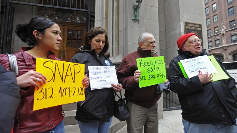 Žrtve spolnih zlorab duhovnikov po celem svetu protestirajo, naj cerkev končno p