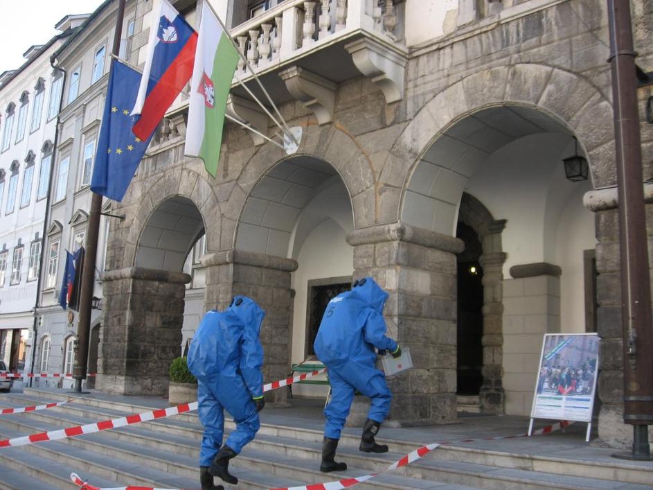 Pošiljka z neznano snovjo, MOL