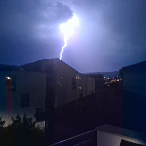 strela poletna nevihta udar strele