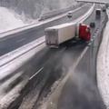 Zdrs tovornjaka v snegu sneženje avtocesta