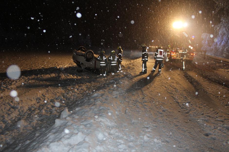 nesreča sneg avto | Avtor: PU Kranj