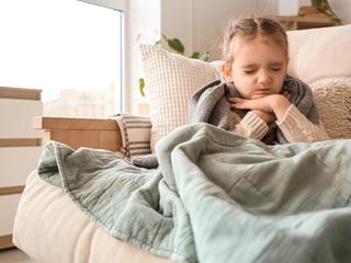 bolan otrok, bolezen, okužba, prehla, boleče grlo, angina, bolna deklica, viroza, prehlad,