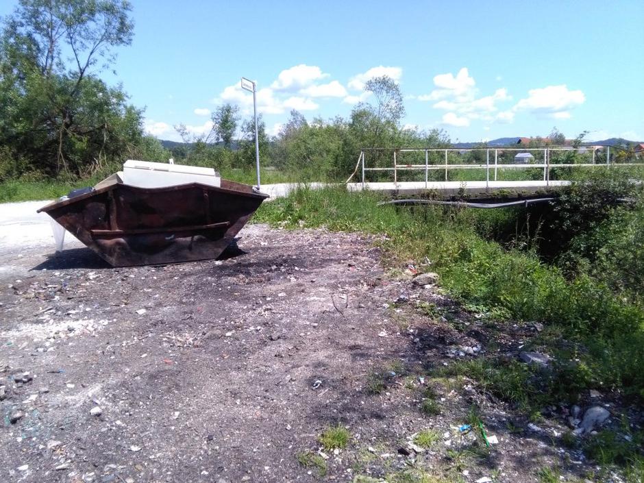 Zabojnik za odpadke, Rakova jelša | Avtor: zurnal24.si