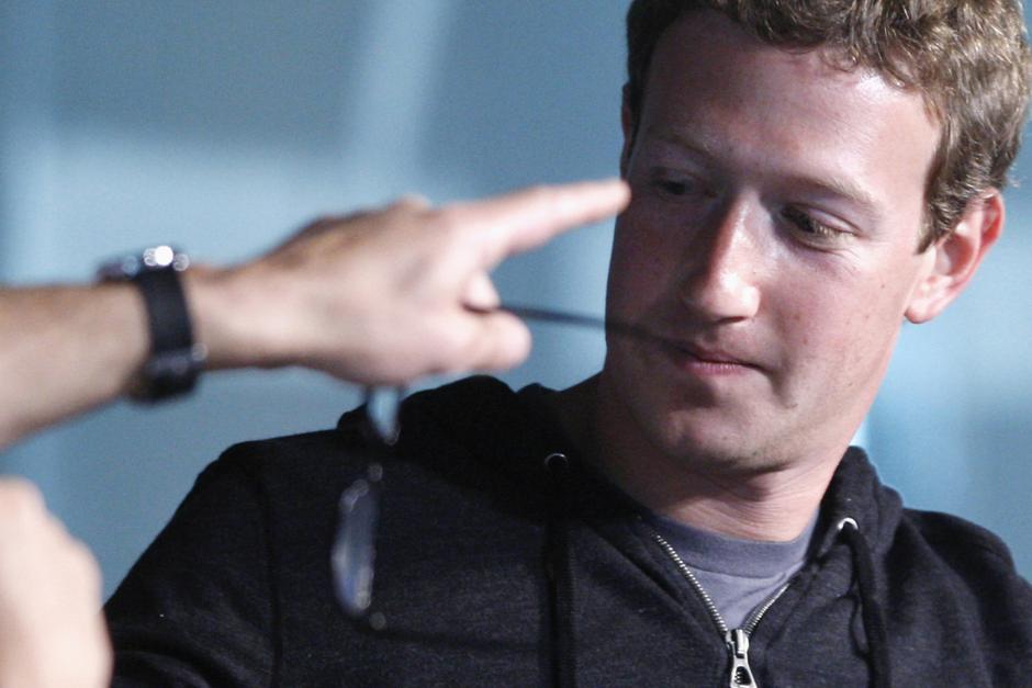 Interviewer James Bennet points to an audience member as Facebook CEO Mark Zucke | Avtor: Interviewer James Bennet points to an audience member as Facebook CEO Mark Zucke