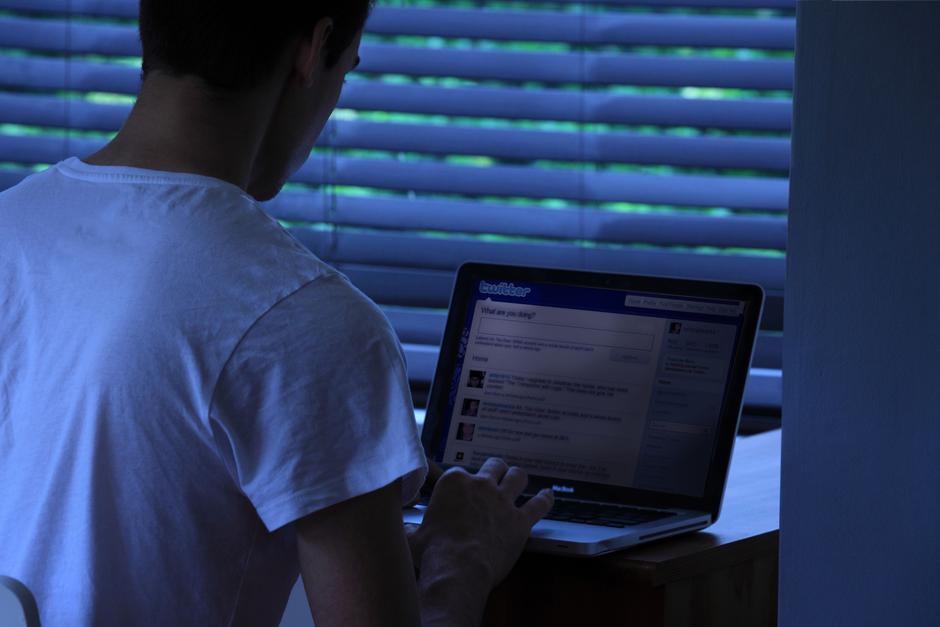 Moški ob prižganem računalniku | Avtor: Profimedia