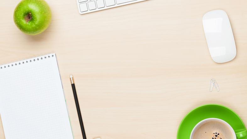 Računalnik, kava, jabolko na mizi