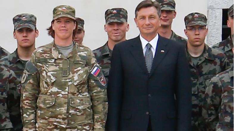 Poveljnica vojašnice Vipava Nataša Zorman in predsednik Borut Pahor