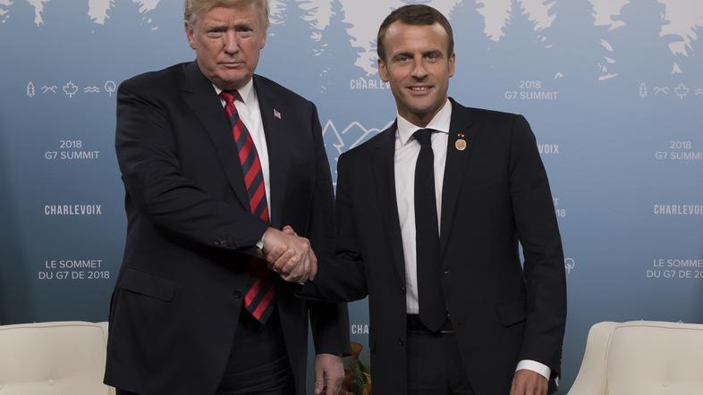 Macron in Trump med stiskom rok