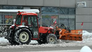 Z odstranjevanjem snega bodo pristojne službe nadaljevale tudi danes. A treba je