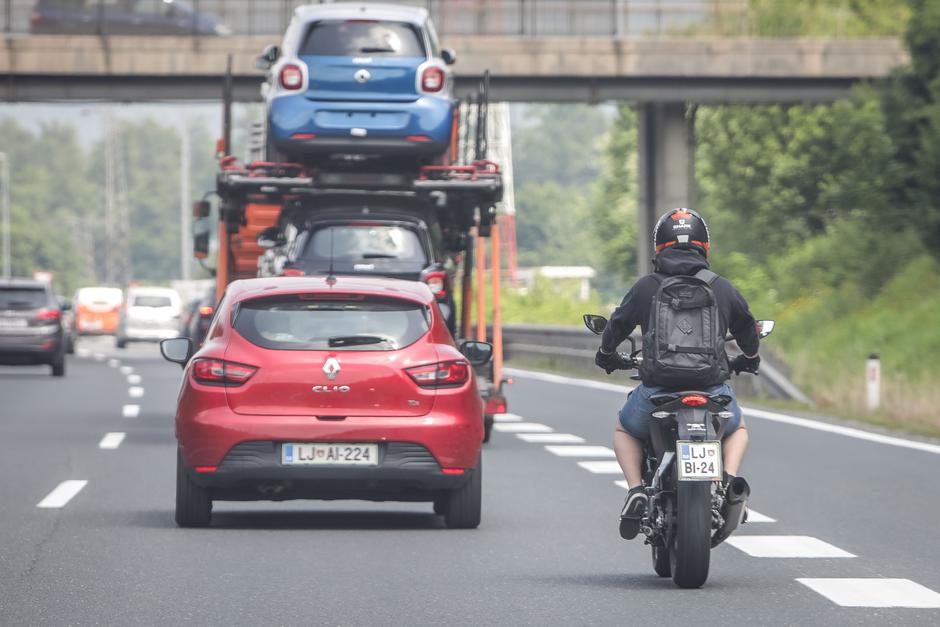 DARS avtocesta varnostna razdalja prehitevanje | Avtor: Saša Despot