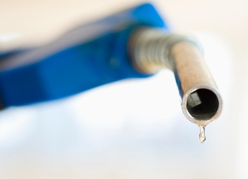 gorivo dizel bencin ročka za točenje goriva | Avtor: Profimedia