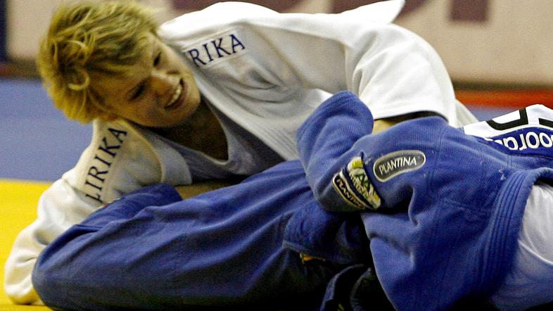 Urška Žolnir v boju z Nizozemsko Willeboordsejevo.