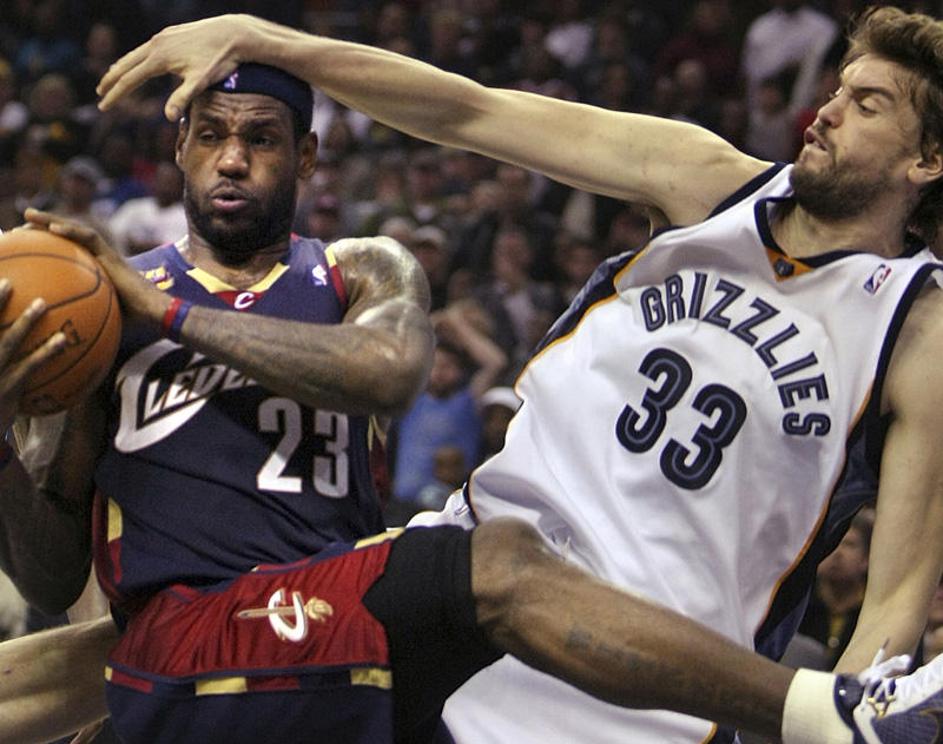 LeBron James je imel premalo pomoči od soigralcev. (Foto: Reuters)