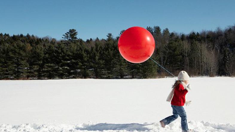 Balon, otrok in zima