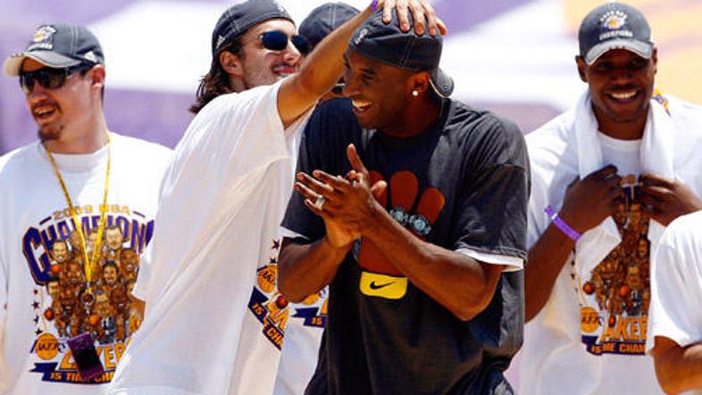 Saša Vujačić, Kobe Bryant in soigralci so z navijači in Laker Girls proslavili n