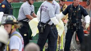 Reševalci nesejo poškodovanca