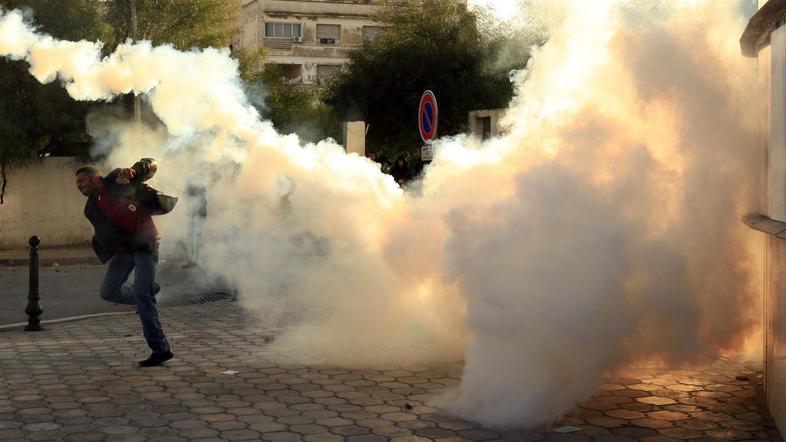 V Tunisu je že več dni pestro. Ulice so napolnjene z demonstranti. (Foto: Reuter