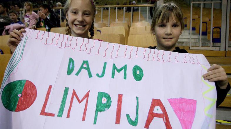 Za koga, če sploh za koga, bodo stiskali pesti navijači? (Foto: Foto: Nik Rovan)