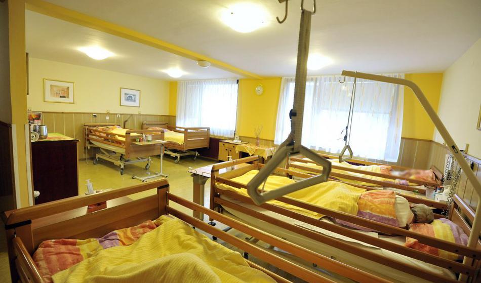 Dolgotrajna oskrba štirikrat dražja kot prej, sprememb pa skoraj ni