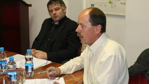 Štefan Velečič, direktor komunale (v ospredju), je povedal, da bodo občani dobil