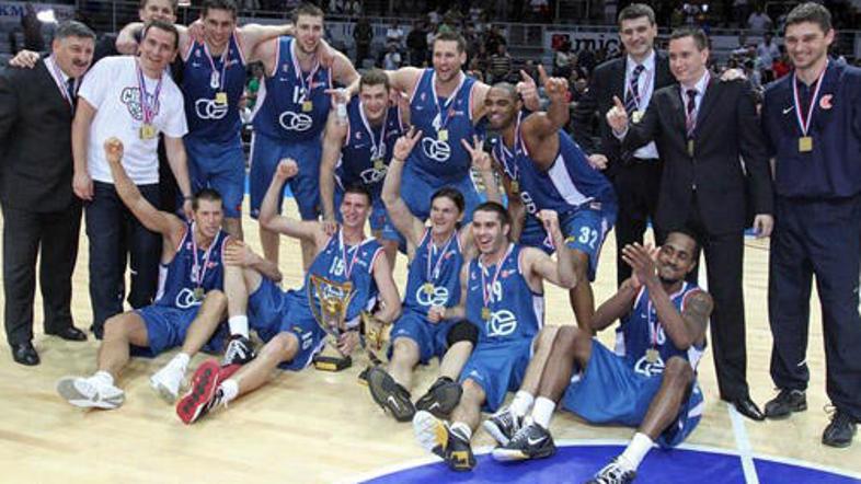 Še gasilska fotografija in Cibona lahko začne proslavljati 15. naslov prvaka.