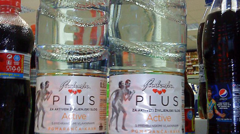 Leva plastenka Radenske z okusom pomaranča - kava je brez posebnosti, desna pa i