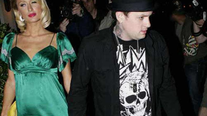 Paris Hilton v večerni obleki, pod katero je viden sumljiv "hribček" neznanega i