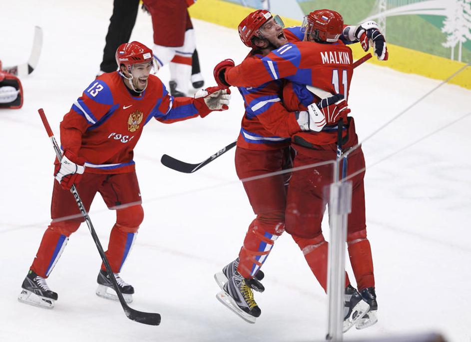 Jevgenij Malkin (številka 11) je Čehom zabil dva zadetka. (Foto: Reuters)