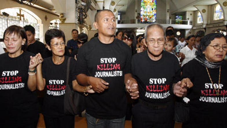 Sorodniki novinarjev, ubitih v pokolu na Filipinih. (Foto: Reuters)