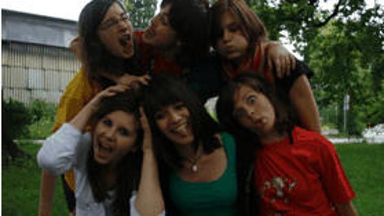 Predstava se ukvarja s težavami najstnikov.