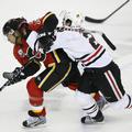 Jarome Iginla se je med tekmo boril z Duncanom Keithom. (Foto: Reuters)
