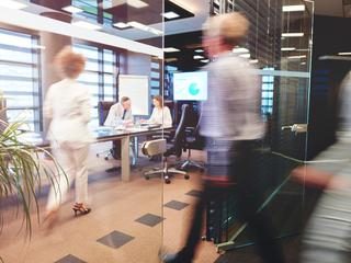 Sodelavci v pisarni med delom